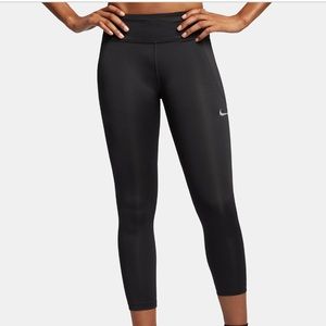 NWT Nike women’s Capri leggings